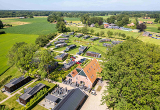 Luftfoto af Hofparken Wiltershaar feriepark omgivet af grønne marker i Gelderland, Holland.