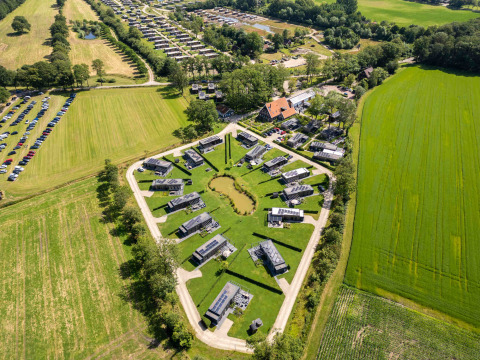 Luftaufnahme des Ferienparks Hofparken Wiltershaar mit modernen Häusern und großen Wiesen in Gelderland, Niederlande.