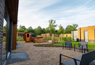 Außenansicht von Ferienhäusern und Sauna im Hofparken Wiltershaar, Ferienpark in Gelderland, Niederlande.