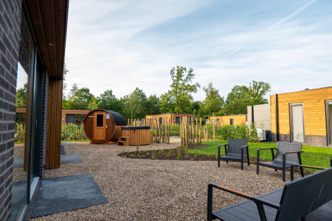 Vue extérieure des chalets de vacances et d’un sauna au Hofparken Wiltershaar, parc de vacances à Gelderland, Pays-Bas.