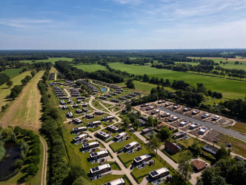 Luchtbeeld van vakantiehuisjes en groene velden in Hofparken Wiltershaar in Gelderland, Nederland.