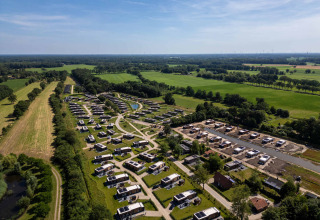 Luftaufnahme von Ferienhäusern und Feldern im Hofparken Wiltershaar, Gelderland, Niederlande, bei schönem Wetter.