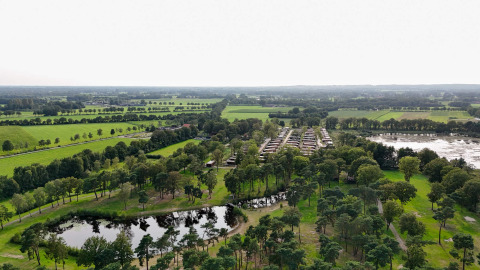Vista aérea de Hofparken De Bergvennen, un parque vacacional en Overijssel, Países Bajos, rodeado de campos verdes.