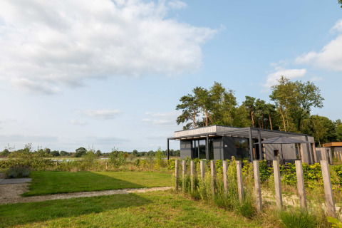 Modernes Ferienhaus im Hofparken De Bergvennen, umgeben von Natur und grüner Landschaft in Overijssel, Niederlande.
