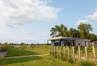 Modernes Ferienhaus im Hofparken De Bergvennen, umgeben von Natur und grüner Landschaft in Overijssel, Niederlande.