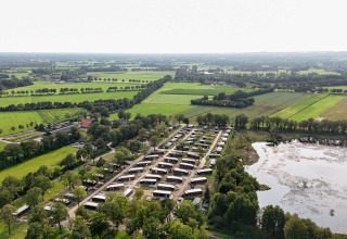 Vista aérea de Hofparken De Bergvennen, un parque de vacaciones entre campos y un lago en Overijssel, Países Bajos.