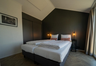 Modernes Schlafzimmer in der Velthorst Lodge auf den IJsselinseln in den Niederlanden, mit eleganter Einrichtung.