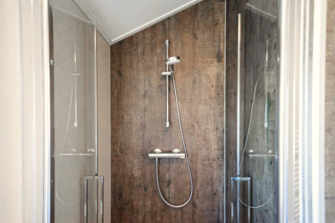 Moderne douche met houtlook wand in de Velthorst lodge op The IJssel Islands, Nederland