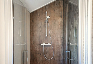 Moderne douche met houtlook wand in de Velthorst lodge op The IJssel Islands, Nederland