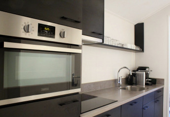 Cuisine moderne de la tiny house Berkel aux IJssel Islands, Pays-Bas, avec four, évier et machine à café.