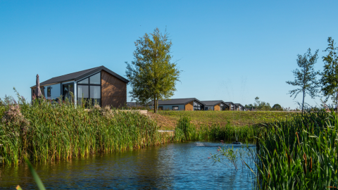 Modernes Tiny House Berkel an den IJssel Islands in den Niederlanden mit Wasser und Natur.