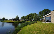 Uitzicht op Hackfort lodge aan de IJssel Eilanden in Nederland, met huisjes aan het water.