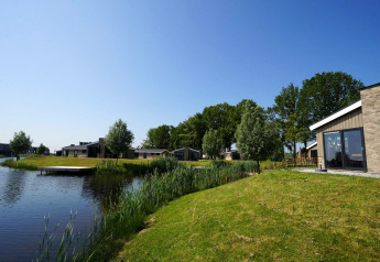 Uitzicht op Hackfort-lodge bij de IJssel Eilanden, Nederland, moderne huisjes aan het water.