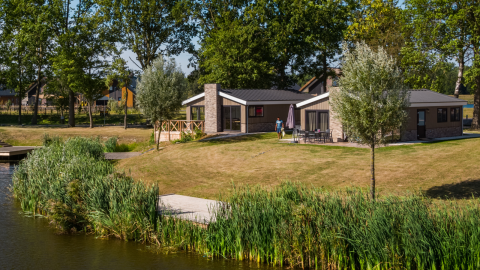 Lodge Hackfort en The IJssel Islands, Países Bajos; alojamiento moderno junto al lago rodeado de naturaleza.