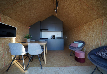 Interieur van de Solo Retreat lodge op de IJssel-eilanden in Nederland met gezellige keuken en zithoek.
