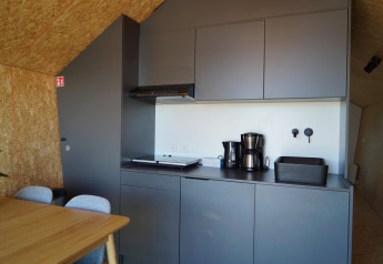 Moderne keuken met grijze kasten bij Solo Retreat op de IJssel Eilanden, Nederland.