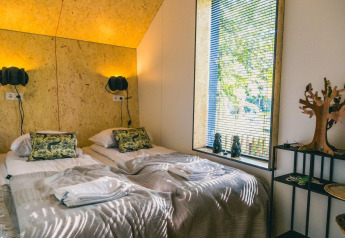 Gezellige slaapkamer met twee aparte bedden bij Solo Retreat, IJssel Islands, Nederland, groot raam.