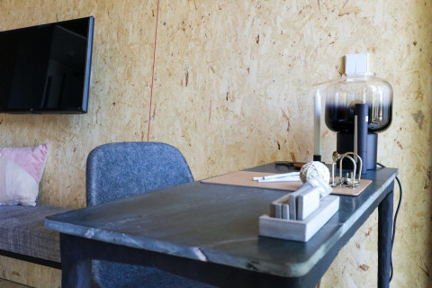 Moderner Arbeitsplatz mit Schreibtisch, Stuhl und Dekoration im Solo Retreat, IJsselinseln, Niederlande.