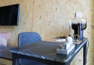 Moderne arbejdsplads med skrivebord, stol og dekorative elementer på Solo Retreat, IJsseløerne, Holland.