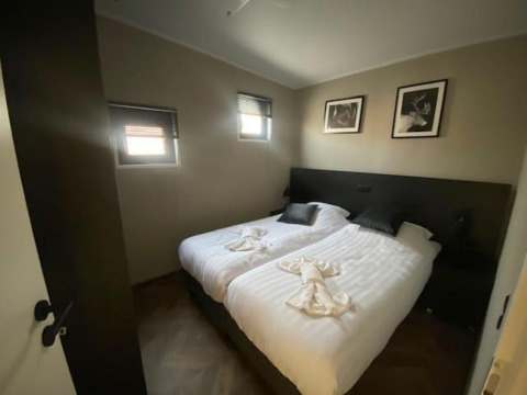 Gemütliches Zweibettzimmer in der Just Nature Lodge auf den IJssel-Inseln in den Niederlanden.