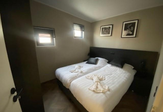 Gemütliches Zweibettzimmer in der Just Nature Lodge auf den IJssel-Inseln in den Niederlanden.