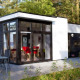 Moderne lodge Cube la Mer 4 ved Schoneveld i Holland, omgivet af natur, med udendørs spiseplads.
