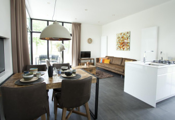Moderne inrichting van Cube Maximaal lodge in Spaarnwoude, Nederland, met woon-, eet- en keukenruimte.