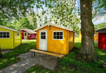 Cabañas de madera coloridas en Cabin at Het Amsterdamse Bos, rodeadas de árboles, en los Países Bajos.