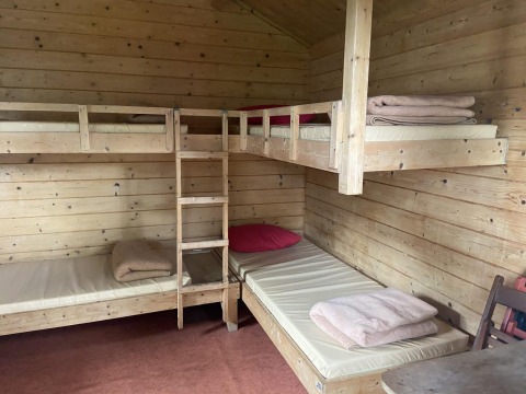 Dormitorio acogedor con literas de madera en una cabaña del Het Amsterdamse Bos, Países Bajos.