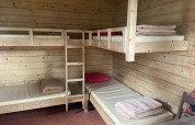 Dormitorio acogedor con literas de madera en una cabaña del Het Amsterdamse Bos, Países Bajos.