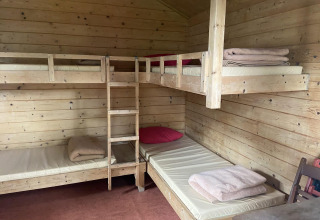 Dormitorio acogedor con literas de madera en una cabaña del Het Amsterdamse Bos, Países Bajos.