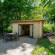 Lille træhytte med åbne døre og terrasse i skoven ved Forest Lodge, Het Amsterdamse Bos, Holland.