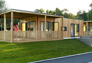 Moderno lodge in legno al Palisade di Poort van Maastricht nei Paesi Bassi, con terrazza e parcheggio.