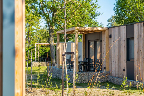 Vue extérieure du lodge Belsano à Poort van Maastricht, Pays-Bas, avec terrasse et bardage en bois.