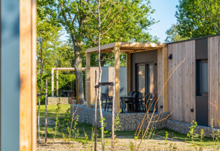 Vue extérieure du lodge Belsano à Poort van Maastricht, Pays-Bas, avec terrasse et bardage en bois.