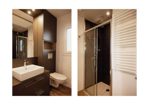 Salle de bain moderne au Belsano Lodge, Poort van Maastricht, Pays-Bas, avec douche, lavabo et WC.