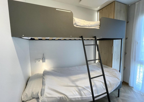 Modern stapelbed met grijs frame en ladder in een kamer van Domus in Poort van Maastricht, Nederland.