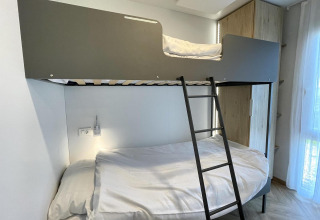 Lit superposé moderne avec cadre gris et échelle dans une chambre chez Domus à Poort van Maastricht, Pays-Bas.