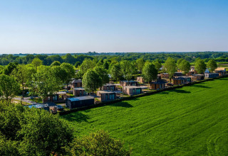 Vue aérienne sur les tiny houses à Domus, Poort van Maastricht, Pays-Bas, dans un environnement verdoyant.