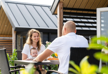Famille prenant le petit-déjeuner à l'extérieur à la Mountain Lodge du Resort Mooi Bemelen, Pays-Bas.