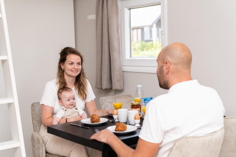 Eine Familie isst gemeinsam Frühstück im Mountain Lodge auf dem Resort Mooi Bemelen in den Niederlanden.