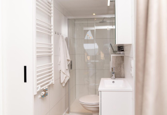 Modernes Bad in der Mountain Lodge im Resort Mooi Bemelen, Niederlande, mit Dusche und Waschbecken.