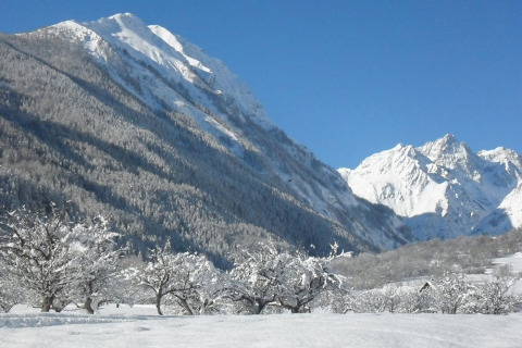 Montañas y árboles cubiertos de nieve en Les Chalets Huttopia de Vallouise, Provence-Alpes-Côte d’Azur, Francia.