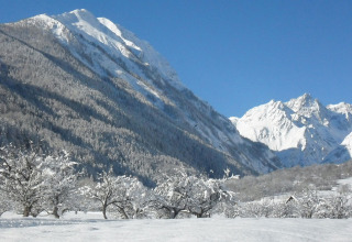 Montagne e alberi innevati a Les Chalets Huttopia de Vallouise, Provenza-Alpi-Costa Azzurra, Francia.