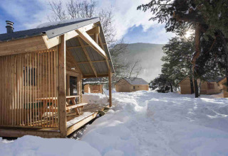 Chalets en bois sous la neige à Les Chalets Huttopia de Vallouise, Provence-Alpes-Côte d’Azur, France.