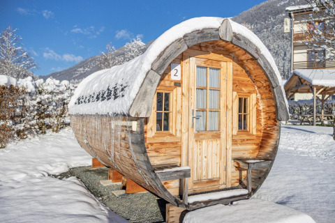 Traktorkabine-Lodge bei Hermagor-Nassfeld in Österreich, verschneit und umgeben von winterlicher Natur.