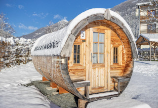 Cabina trattore al lodge Hermagor-Nassfeld in Austria, ricoperta di neve e tra le montagne innevate.