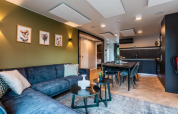 Lodge Wulfenia moderno en Ossiacher See, Austria, con sala, comedor y cocina de diseño contemporáneo.