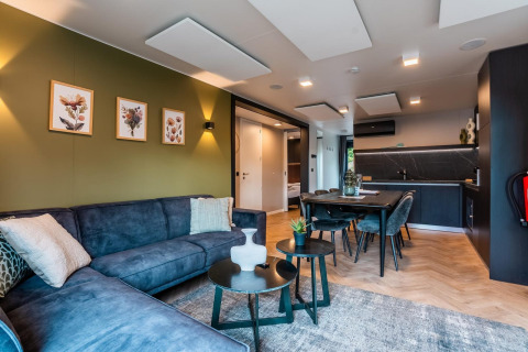 Lodge Wulfenia moderno en Ossiacher See, Austria, con sala, comedor y cocina de diseño contemporáneo.