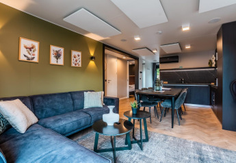 Lodge Wulfenia moderno en Ossiacher See, Austria, con sala, comedor y cocina de diseño contemporáneo.